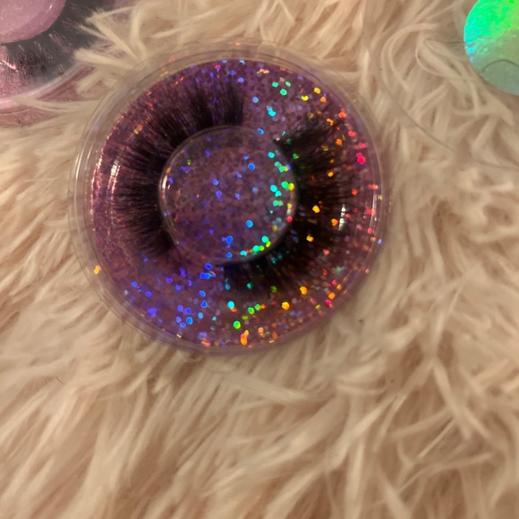 Lashes - Picture 3 of 16